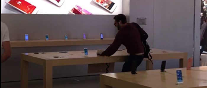 Uomo distrugge iPhone in francia