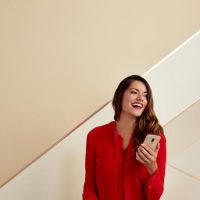 ragazza con in mano lo smartphone Lenovo Moto m