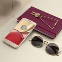 Lenovo Moto M vicino a un passaporto