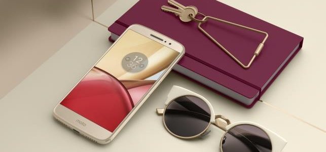 Lenovo Moto M vicino a un passaporto