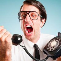 Uomo arrabbiato con il Call center