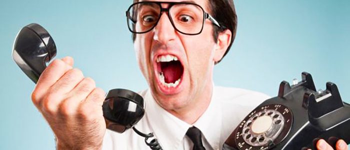 Uomo arrabbiato con il Call center