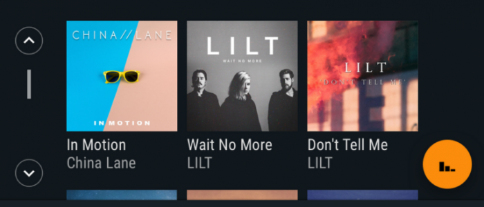 Google ha annunciato oggi alcune interessanti novità per Android Auto riguardanti le funzionalità multimediali e di messaggistica all'interno. Fin dall’inizio è sempre stato possibile riprodurre in streaming musica, podcast e audiolibri in auto, con diverse app come Play Music, Pocket Casts o Audible, ma da oggi è possibile farlo ancora più facilmente. Google sta infatti portando i contenuti in primo piano nella schermata di Android Auto, in modo che tu possa dedicare meno tempo alla ricerca di contenuti da ascoltare e dedicare più tempo sulla strada. Tutto ciò avverrà ingrandendo la copertina dell'album non solo per fare sembrare tutto più bello ma per rendere tutto più facile mentre si guida. Migliorato anche il layout generale, con un passaggio immediato tra le app preferite e la ricerca vocale (ora eseguita tramite Assistente Google). Con l’update è possibile pronunciare "OK Google play Eminem" e Google restituirà un risultato di ricerca categorizzato sullo schermo del tuo veicolo per trovare una traccia di gradimaneot L'altra area in cui Android Auto sta ottenendo alcuni aggiornamenti oggi è nella sezione di messaggistica. Aggiunto infatti il supporto per gli MMS, RC e messaggistica di gruppo che permetterà il supporto a Hangouts e WhatsApp. Messaggi che appariranno solo quando l'auto è ferma per la sicurezza e riguarderà solo le prime 10 o più parole del messaggio.