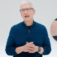 Tim Cook con il suo Apple Watch che segna le 10.09
